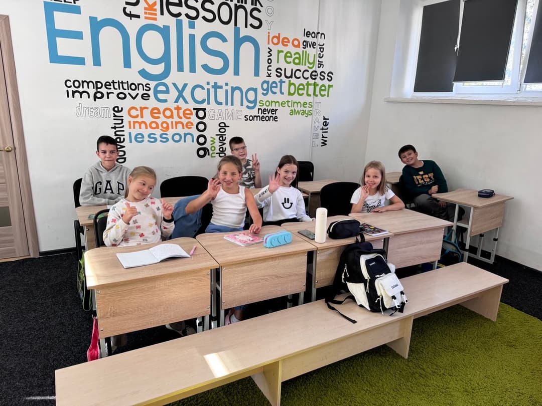 Діти сидять в класі